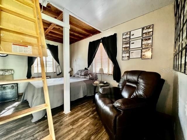For Sale: $285,000 (2 beds, 1 baths, 956 Square Feet)