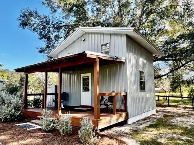 For Sale: $285,000 (2 beds, 1 baths, 956 Square Feet)