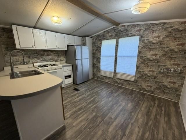 For Sale: $285,000 (2 beds, 1 baths, 956 Square Feet)