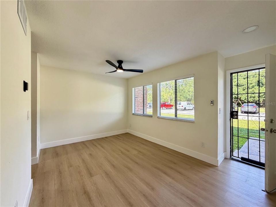 For Sale: $155,000 (2 beds, 1 baths, 996 Square Feet)