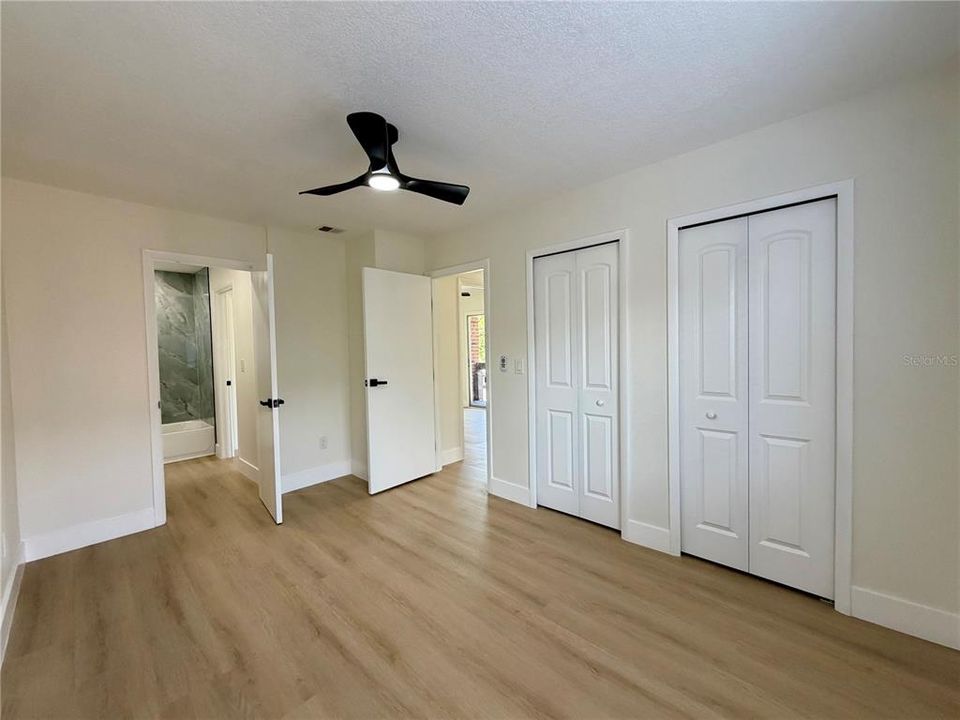 For Sale: $155,000 (2 beds, 1 baths, 996 Square Feet)