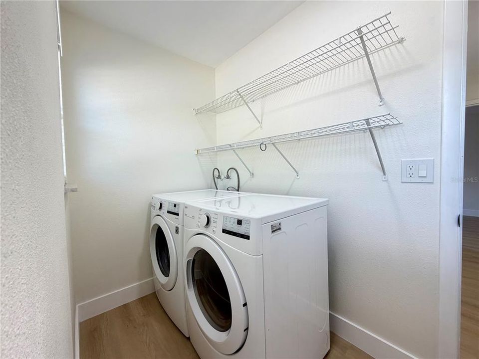 For Sale: $155,000 (2 beds, 1 baths, 996 Square Feet)