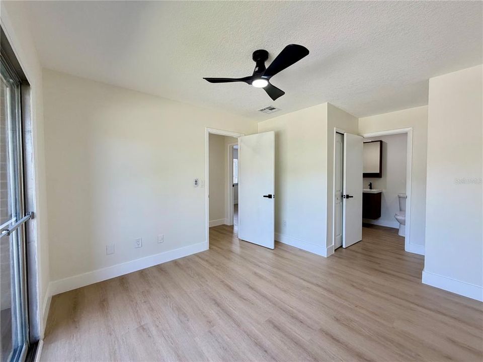 For Sale: $155,000 (2 beds, 1 baths, 996 Square Feet)