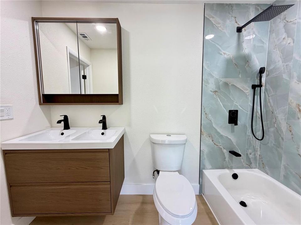 For Sale: $155,000 (2 beds, 1 baths, 996 Square Feet)