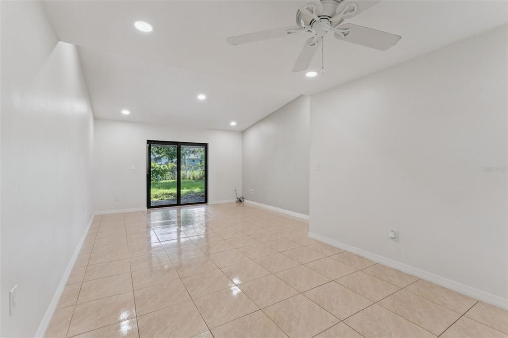 En Venta: $179,999 (2 camas, 2 baños, 1074 Pies cuadrados)
