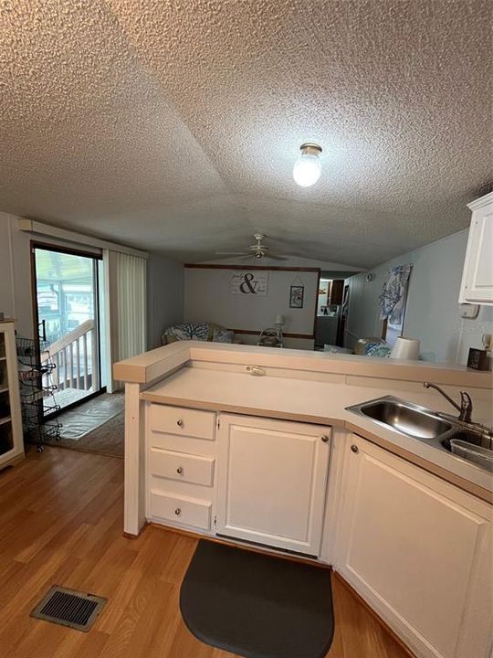 For Sale: $145,000 (2 beds, 1 baths, 672 Square Feet)
