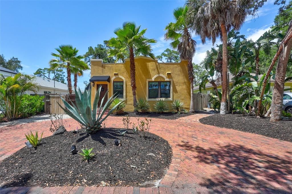 For Sale: $749,000 (2 beds, 2 baths, 1119 Square Feet)