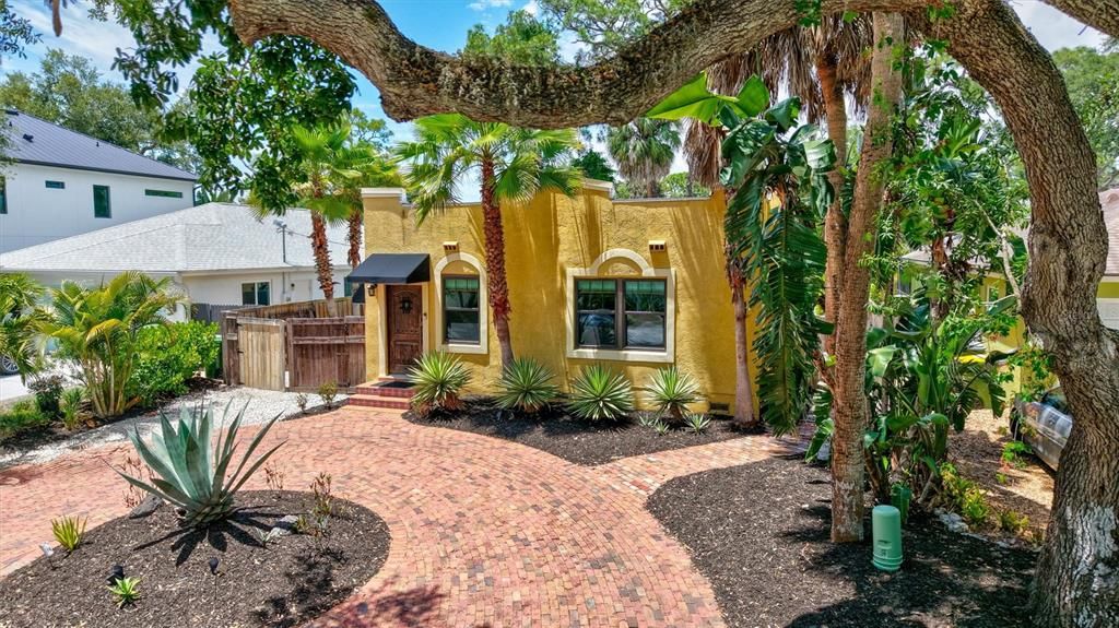 For Sale: $749,000 (2 beds, 2 baths, 1119 Square Feet)