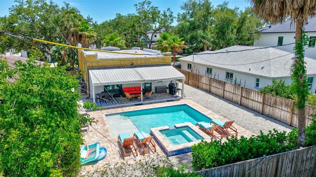 For Sale: $749,000 (2 beds, 2 baths, 1119 Square Feet)