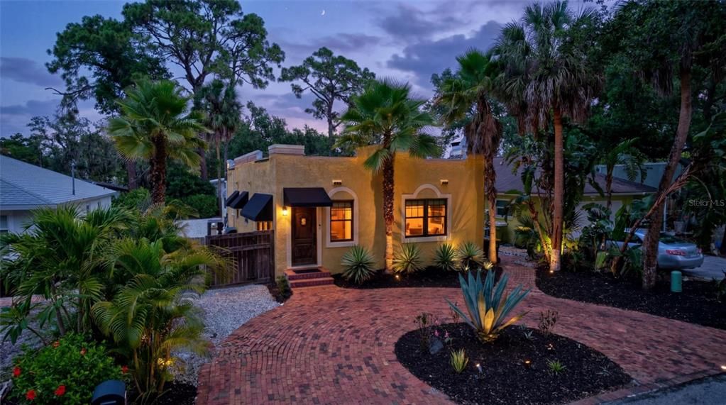 For Sale: $749,000 (2 beds, 2 baths, 1119 Square Feet)