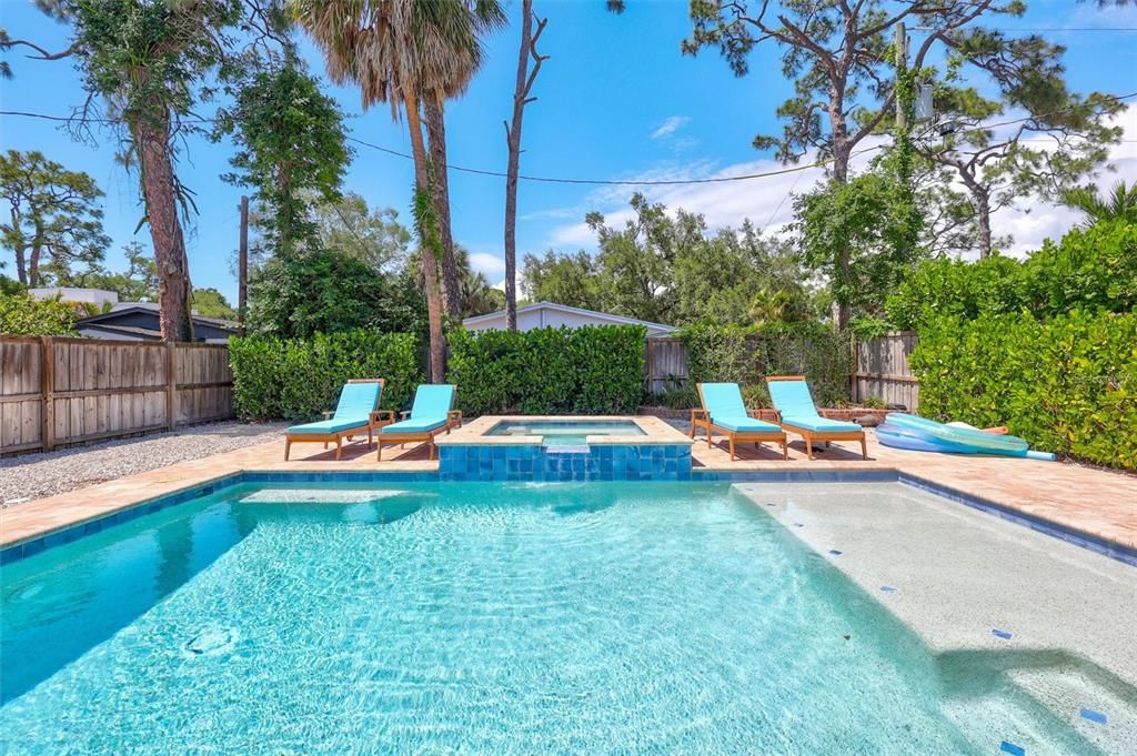 For Sale: $749,000 (2 beds, 2 baths, 1119 Square Feet)