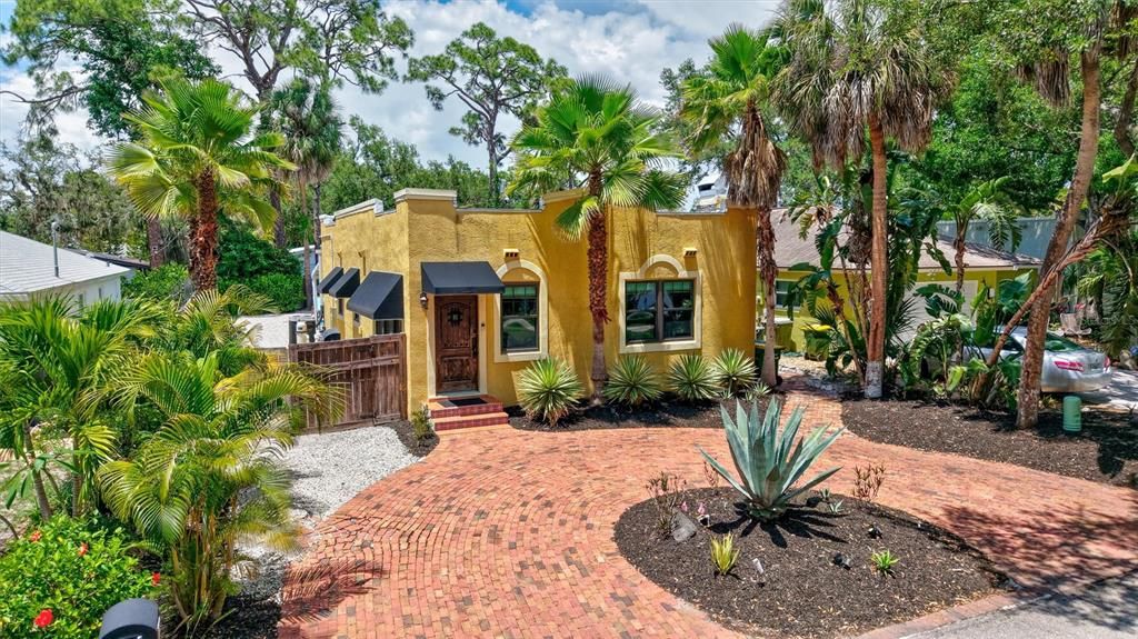 For Sale: $749,000 (2 beds, 2 baths, 1119 Square Feet)