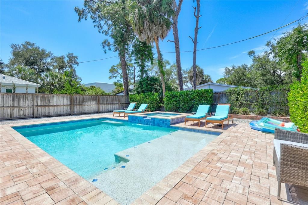 For Sale: $749,000 (2 beds, 2 baths, 1119 Square Feet)