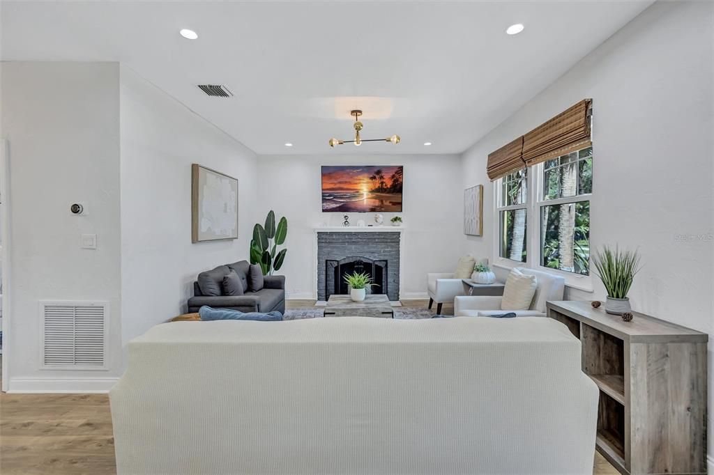 For Sale: $749,000 (2 beds, 2 baths, 1119 Square Feet)