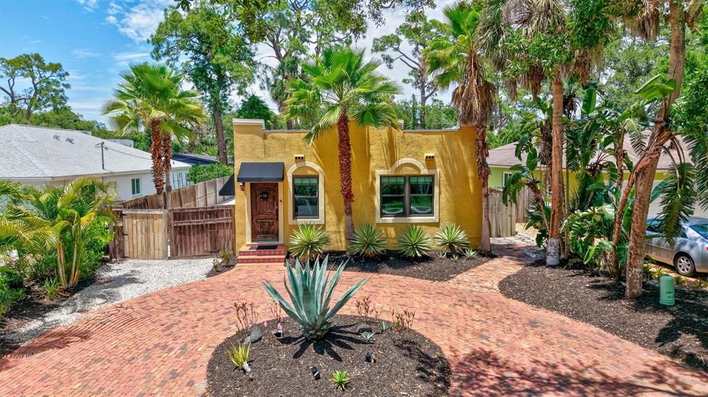 For Sale: $749,000 (2 beds, 2 baths, 1119 Square Feet)