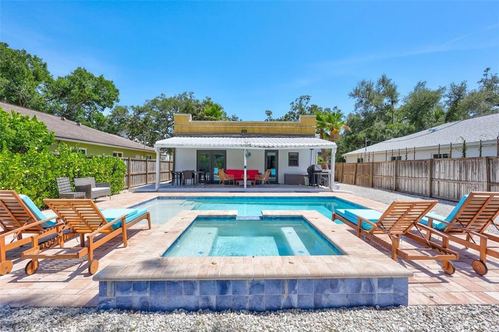 For Sale: $749,000 (2 beds, 2 baths, 1119 Square Feet)