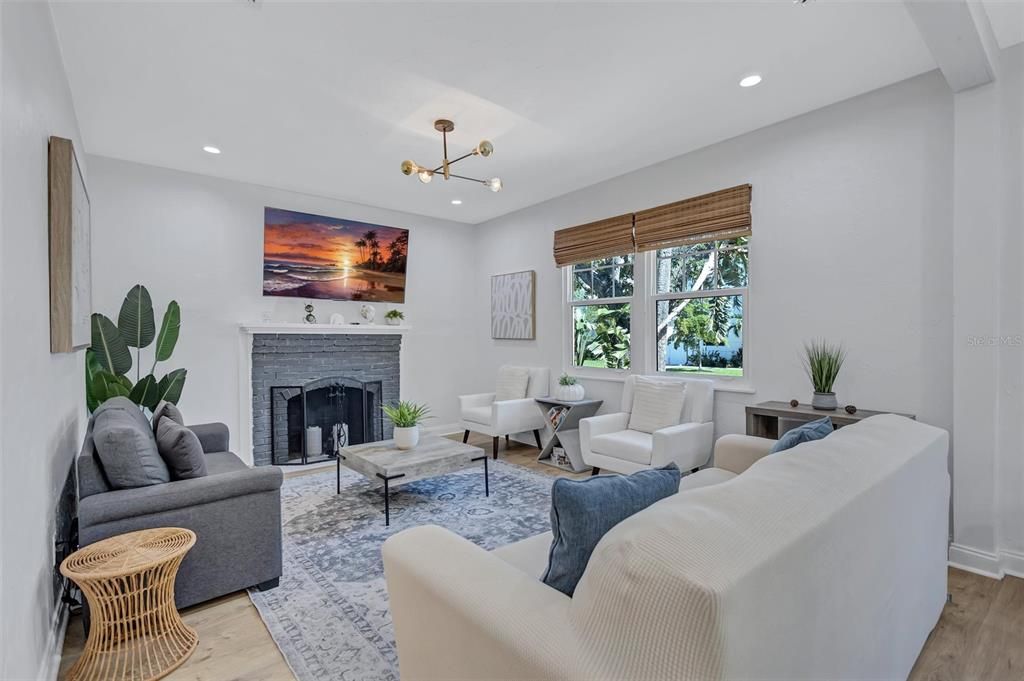 For Sale: $749,000 (2 beds, 2 baths, 1119 Square Feet)