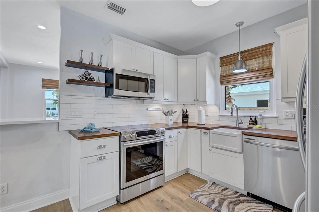 For Sale: $749,000 (2 beds, 2 baths, 1119 Square Feet)