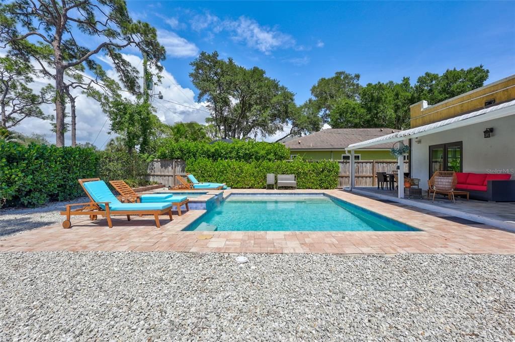 For Sale: $749,000 (2 beds, 2 baths, 1119 Square Feet)