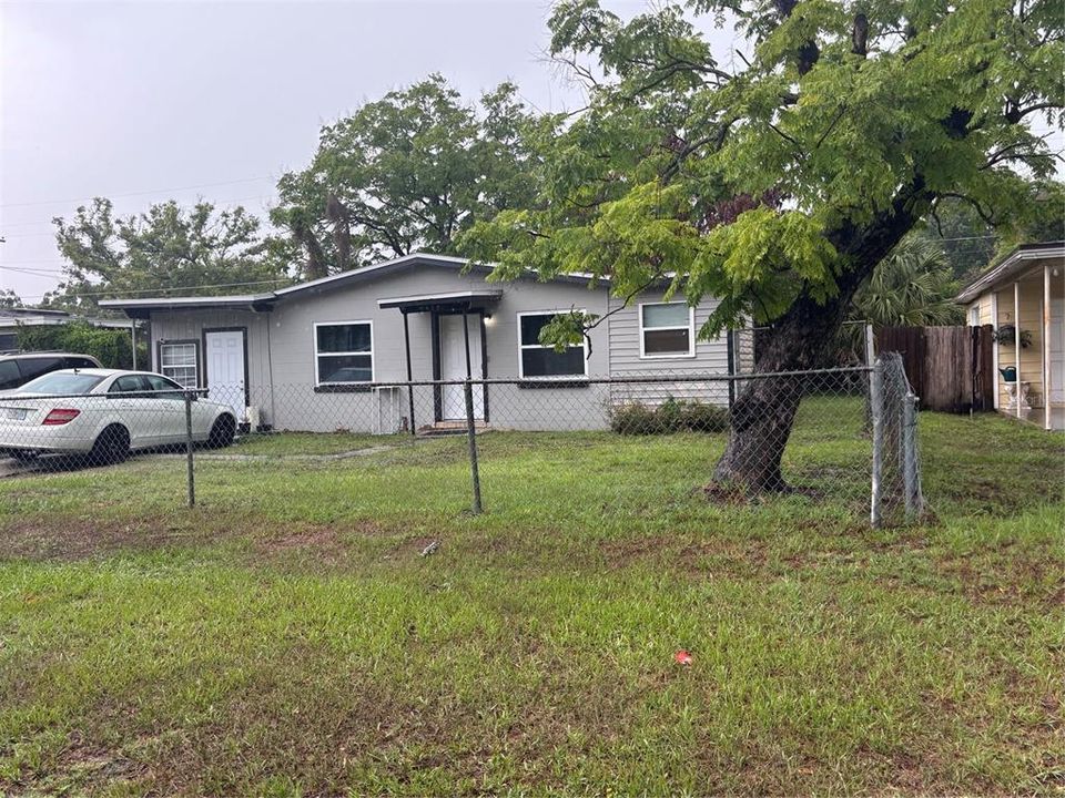 For Sale: $215,000 (2 beds, 1 baths, 914 Square Feet)