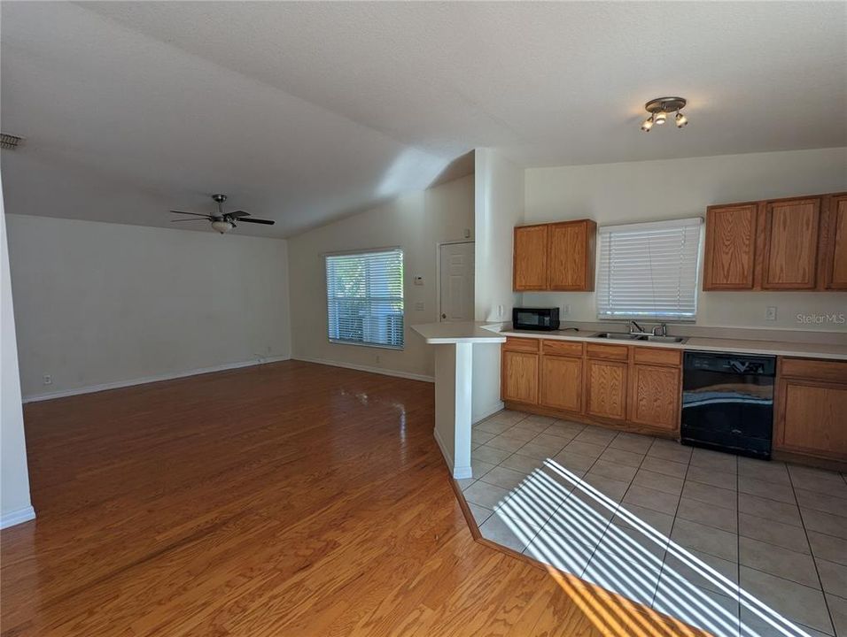 For Rent: $2,800 (3 beds, 2 baths, 1200 Square Feet)