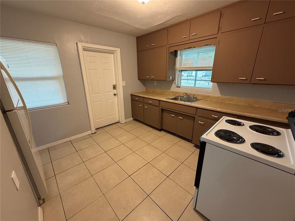 For Rent: $1,345 (2 beds, 1 baths, 868 Square Feet)