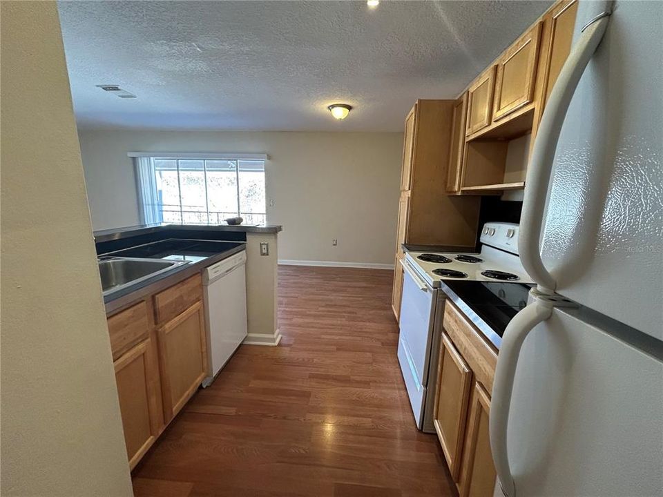 For Sale: $149,900 (2 beds, 2 baths, 1040 Square Feet)