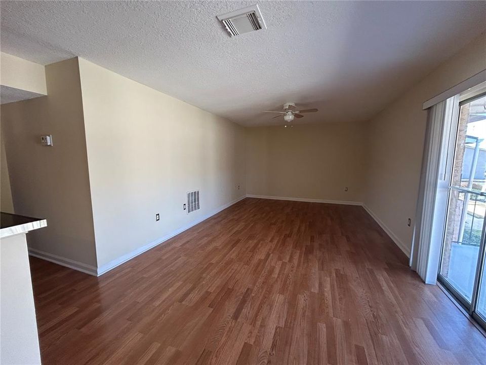 For Sale: $149,900 (2 beds, 2 baths, 1040 Square Feet)