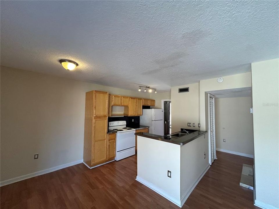 For Sale: $149,900 (2 beds, 2 baths, 1040 Square Feet)