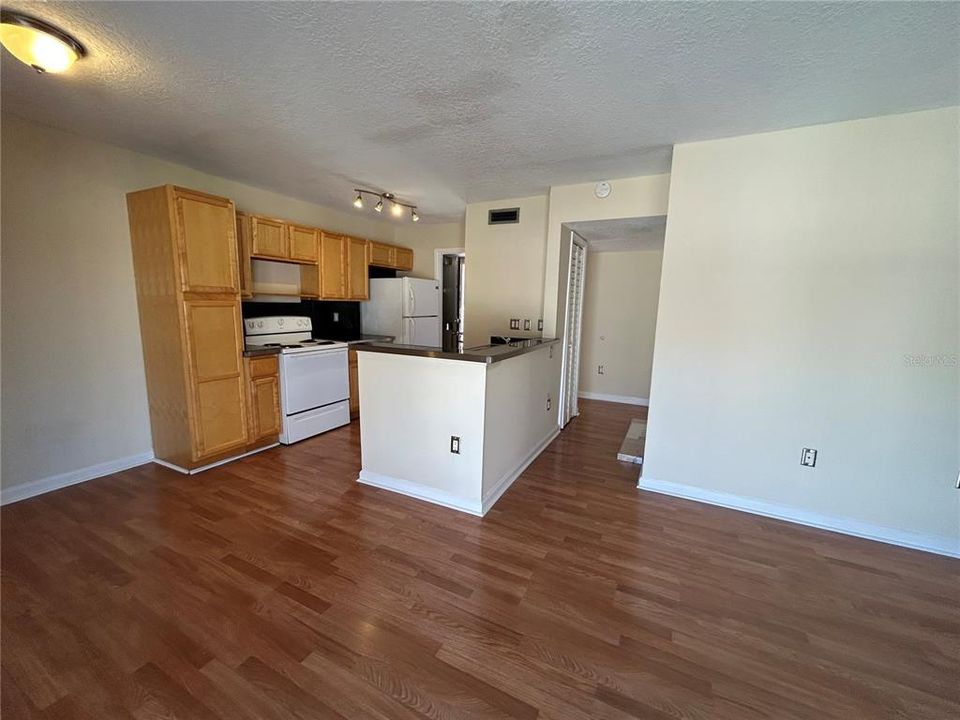 For Sale: $149,900 (2 beds, 2 baths, 1040 Square Feet)