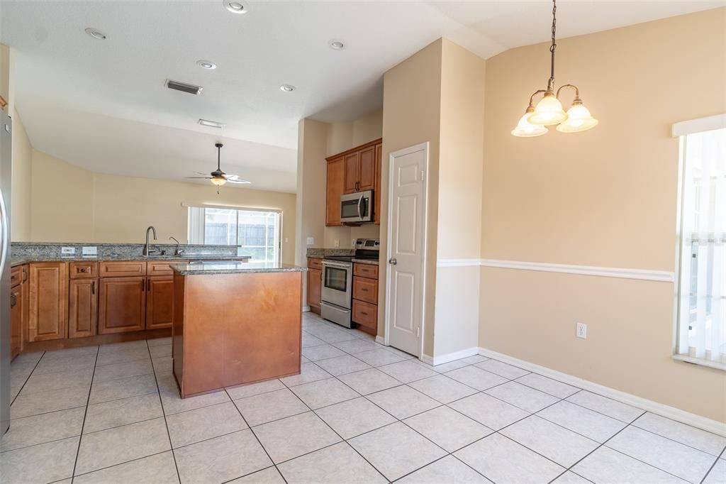 En Venta: $410,000 (4 camas, 2 baños, 2078 Pies cuadrados)