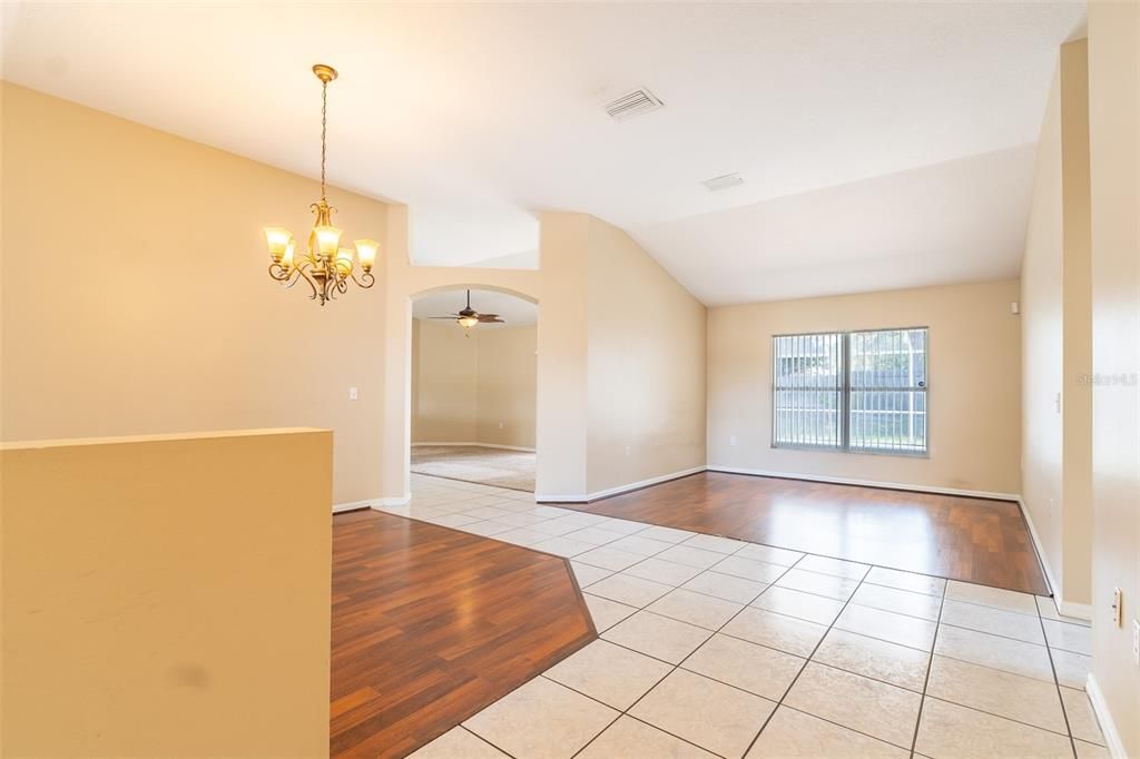 En Venta: $410,000 (4 camas, 2 baños, 2078 Pies cuadrados)