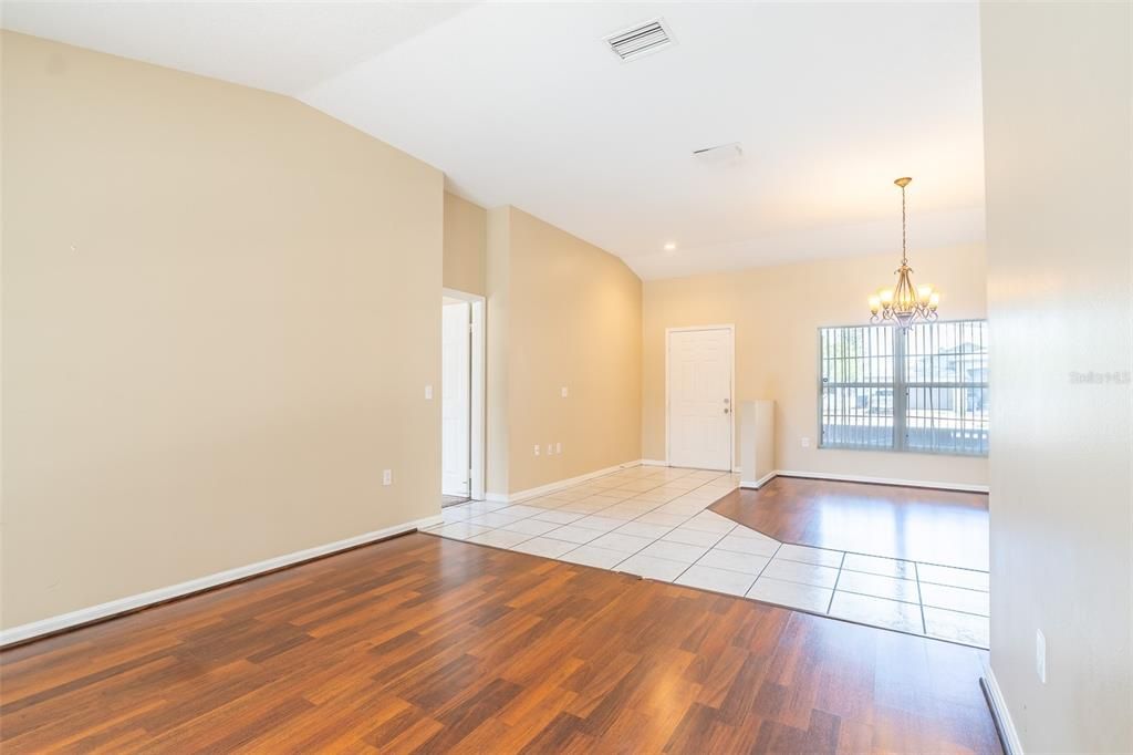 En Venta: $410,000 (4 camas, 2 baños, 2078 Pies cuadrados)
