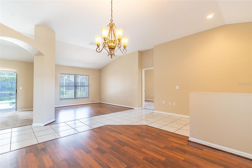 En Venta: $410,000 (4 camas, 2 baños, 2078 Pies cuadrados)