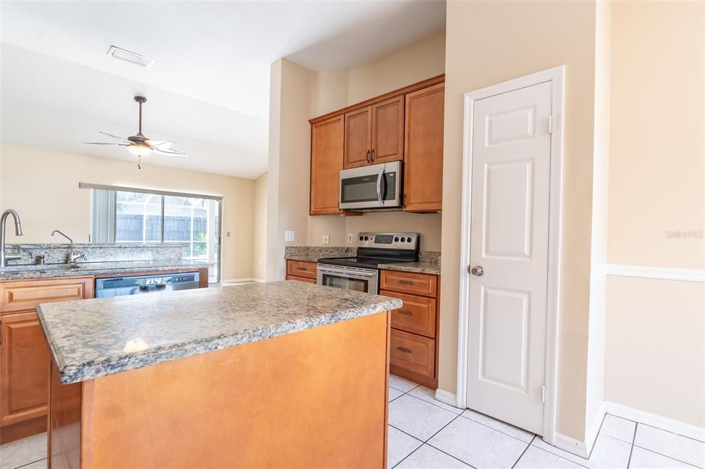 En Venta: $410,000 (4 camas, 2 baños, 2078 Pies cuadrados)