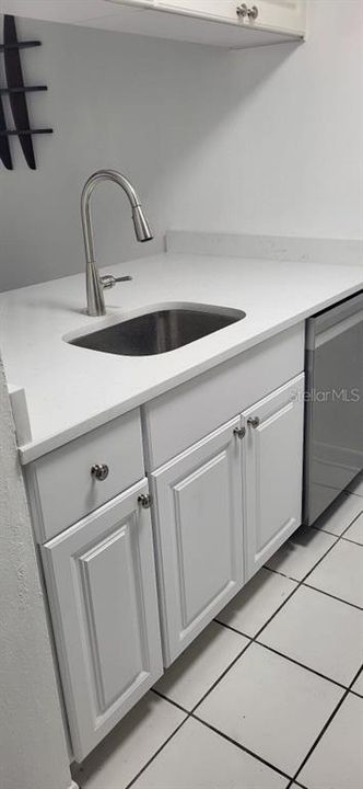 For Rent: $1,600 (2 beds, 1 baths, 813 Square Feet)
