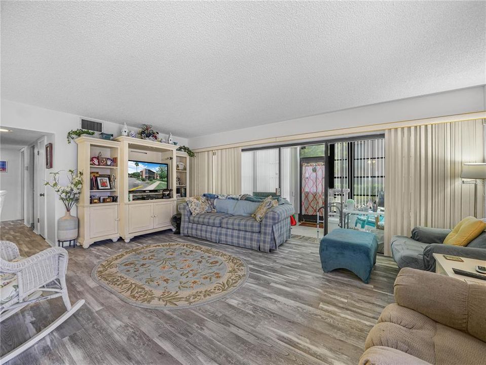 For Sale: $175,000 (2 beds, 2 baths, 1120 Square Feet)