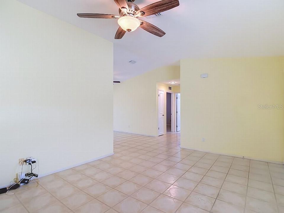 For Sale: $319,900 (3 beds, 2 baths, 1463 Square Feet)