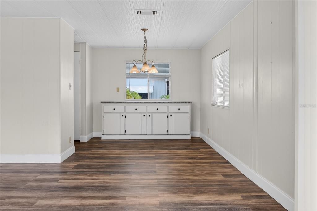 For Sale: $145,000 (2 beds, 2 baths, 1056 Square Feet)