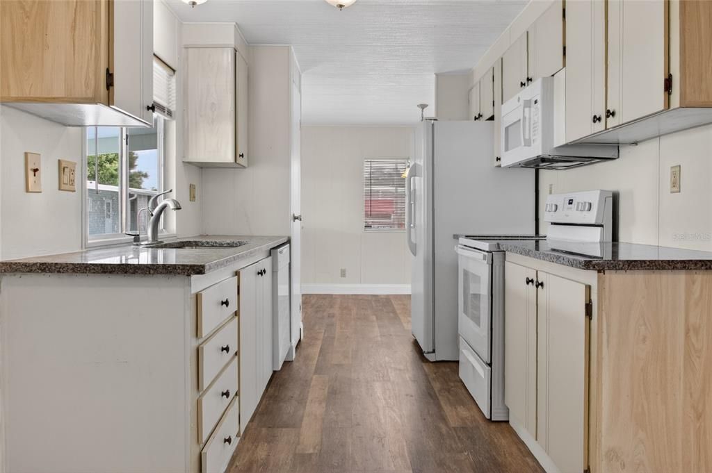 For Sale: $145,000 (2 beds, 2 baths, 1056 Square Feet)