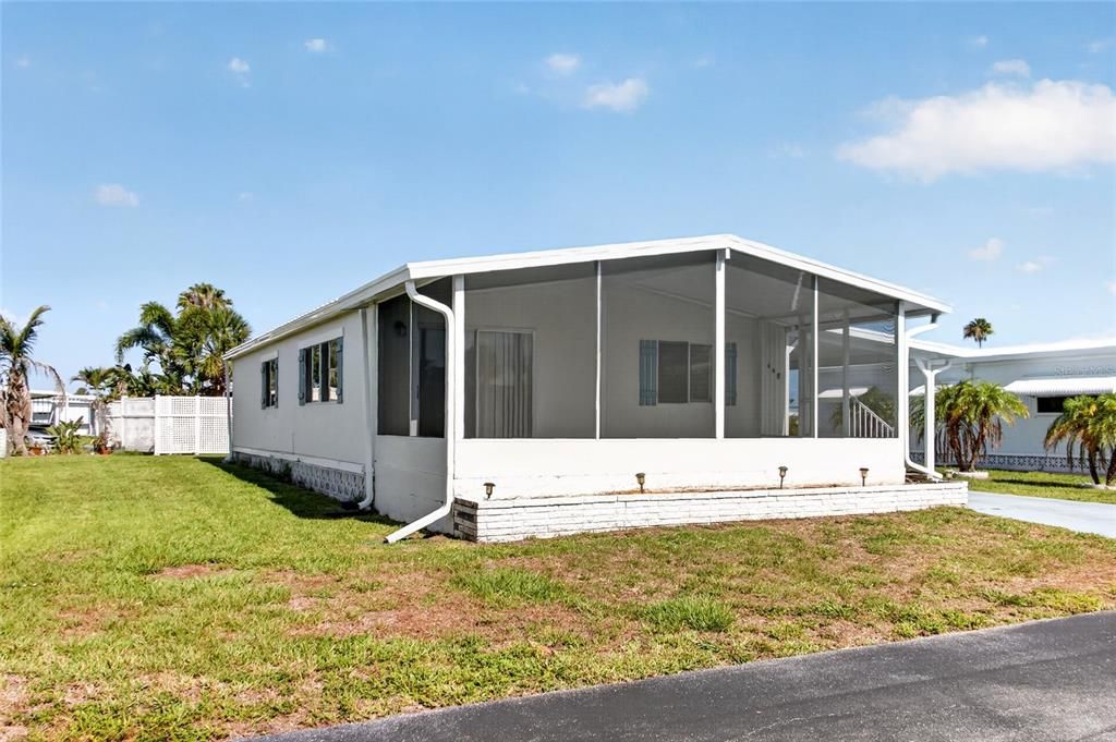For Sale: $145,000 (2 beds, 2 baths, 1056 Square Feet)