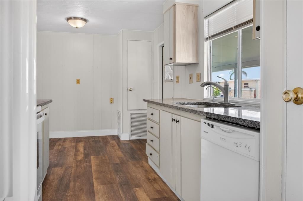 For Sale: $145,000 (2 beds, 2 baths, 1056 Square Feet)
