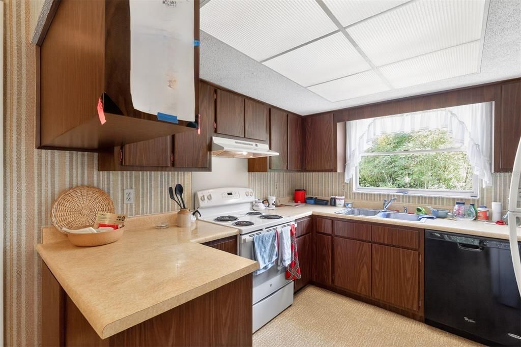 For Sale: $349,000 (3 beds, 2 baths, 1337 Square Feet)