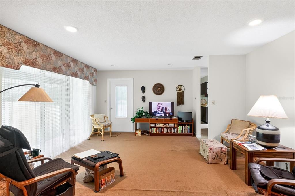 For Sale: $349,000 (3 beds, 2 baths, 1337 Square Feet)
