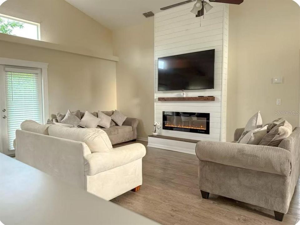 For Sale: $355,000 (3 beds, 2 baths, 1643 Square Feet)