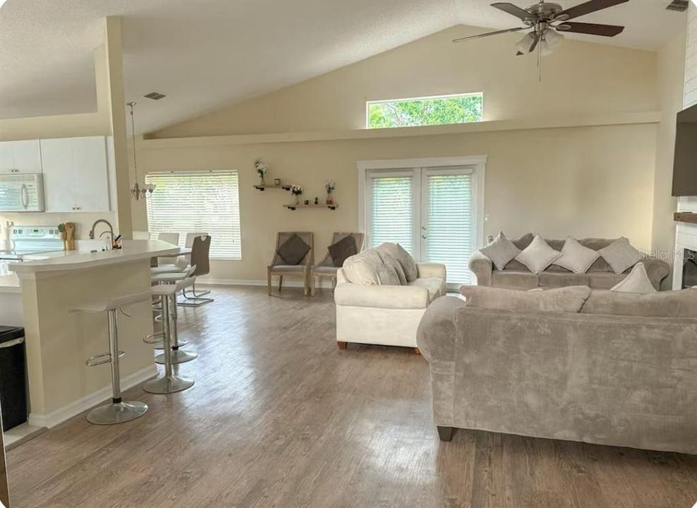 For Sale: $355,000 (3 beds, 2 baths, 1643 Square Feet)