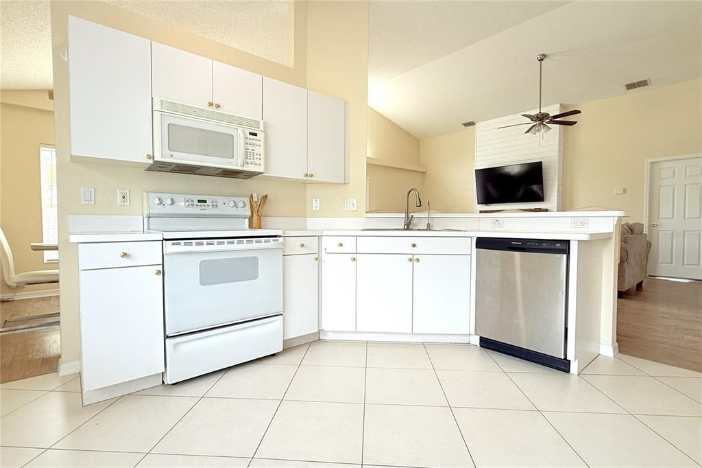 For Sale: $355,000 (3 beds, 2 baths, 1643 Square Feet)
