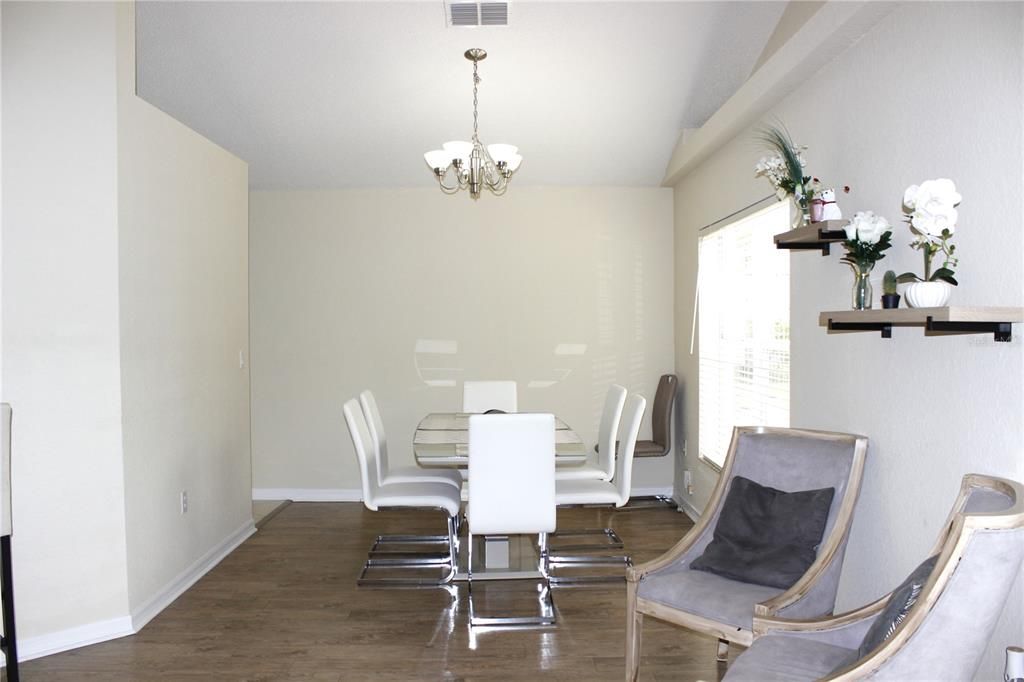 For Sale: $355,000 (3 beds, 2 baths, 1643 Square Feet)