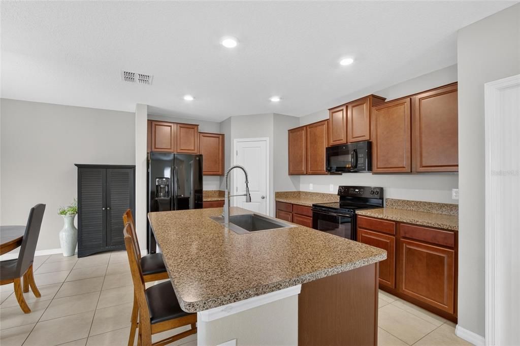 For Sale: $338,999 (4 beds, 2 baths, 1914 Square Feet)