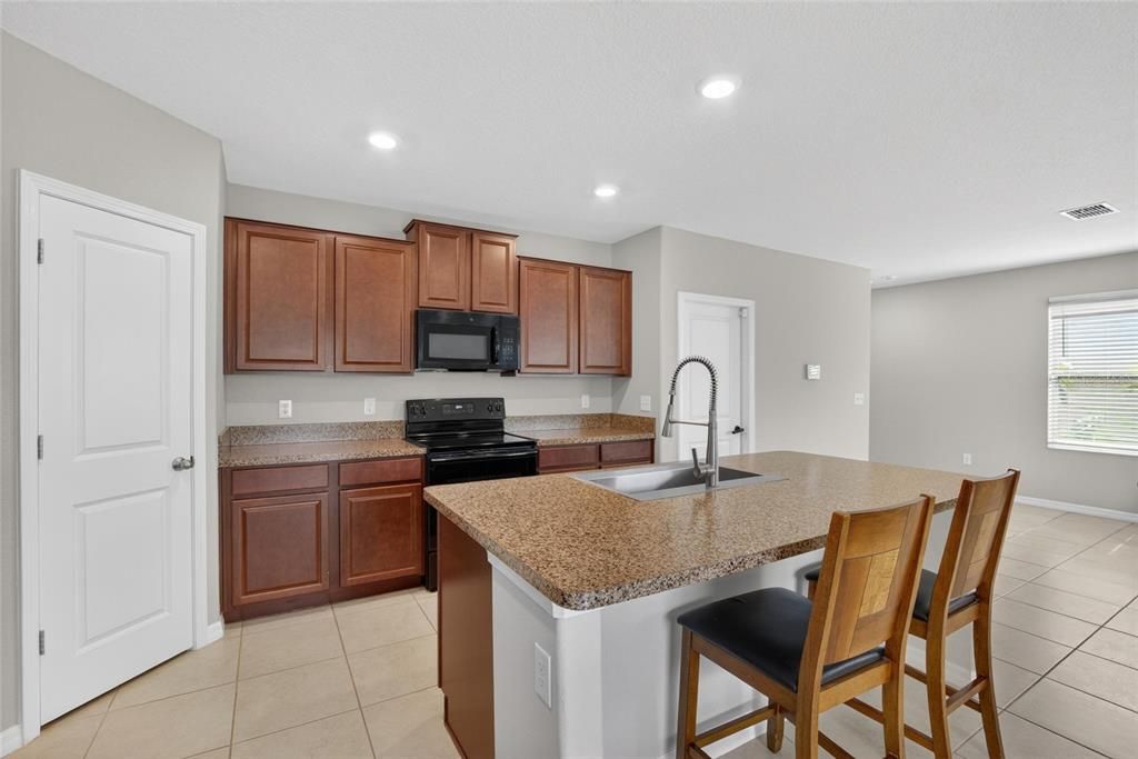 For Sale: $338,999 (4 beds, 2 baths, 1914 Square Feet)